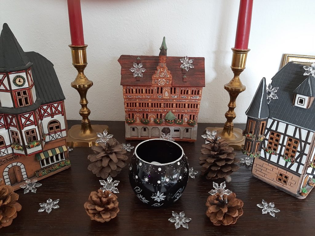 Christmas is over, but winter is still here - Turning X-mas decoration into Winter decoration.